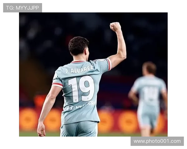 阿尔瓦雷斯加盟马竞首次亮相训练场展现锋线活力引球迷热议 阿尔瓦雷斯加盟马竞首次亮相训练场展现锋线活力引球迷热议