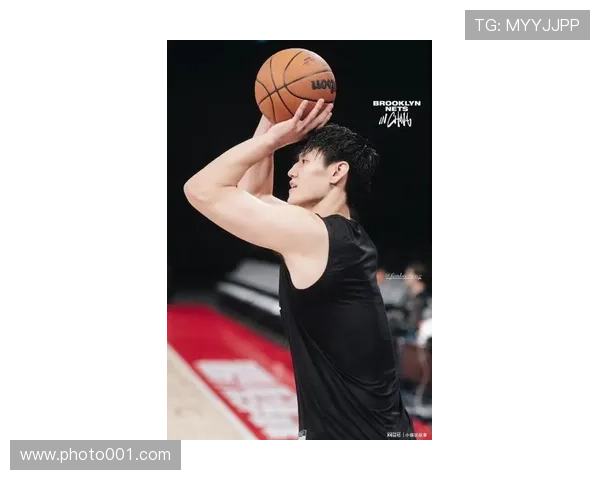 曾凡博登上NBA中国赛舞台展现风采引领年轻一代篮球梦想与荣耀